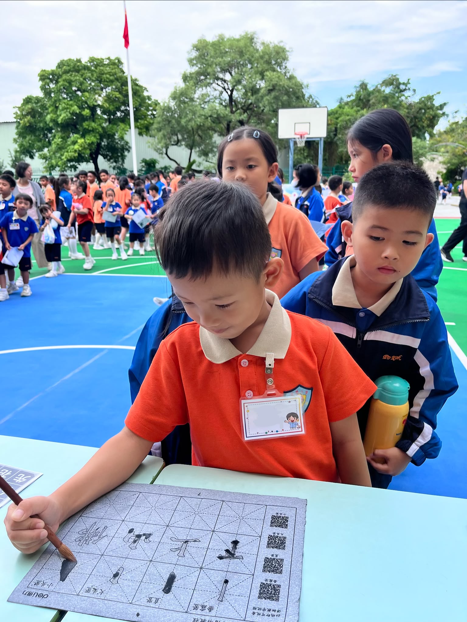 「中文星期二」活動設有毛筆體驗攤位,讓同學親自揮毫提筆,感受中國書法藝術的魅力,體驗學習中文的樂趣。