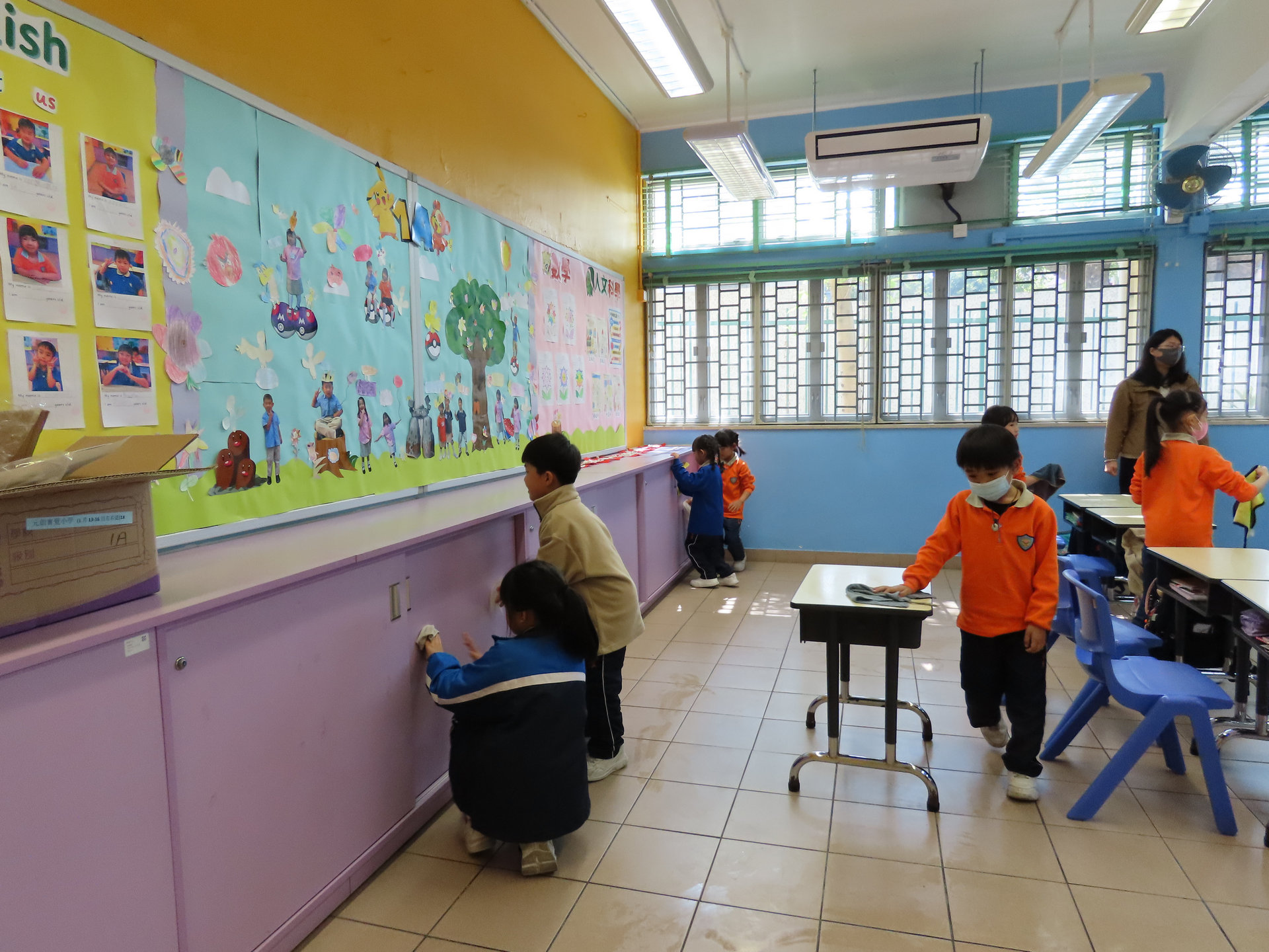 課室大掃除︰培養學生的公德心和責任感，保持課室清潔